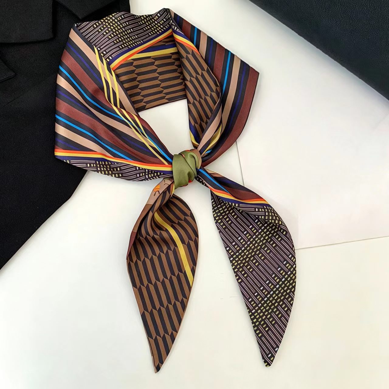 Foulard di lusso in seta satin - Skinny Jeans Ripped recensione e prezzo