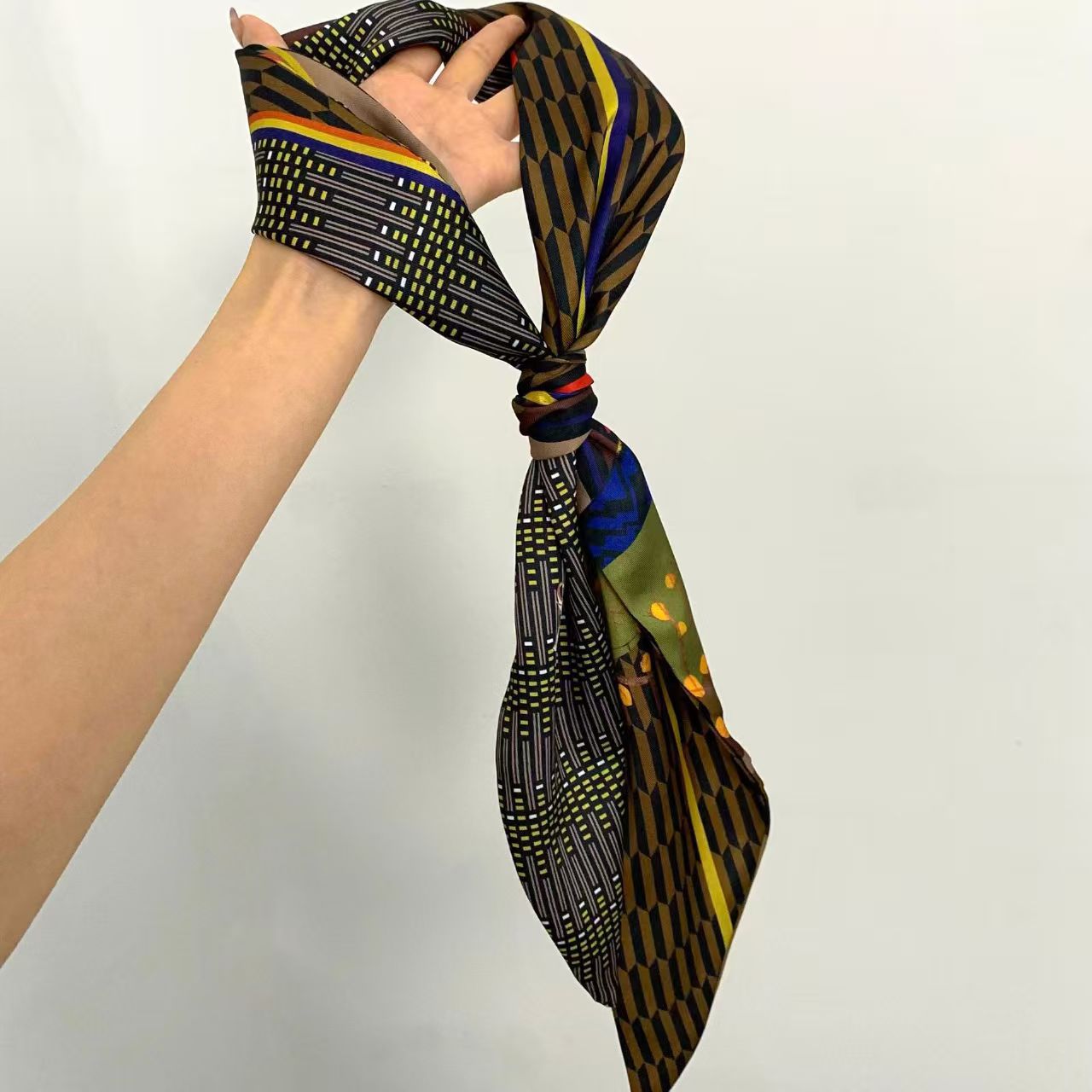Foulard di lusso in seta satin - Skinny Jeans Ripped recensione e prezzo